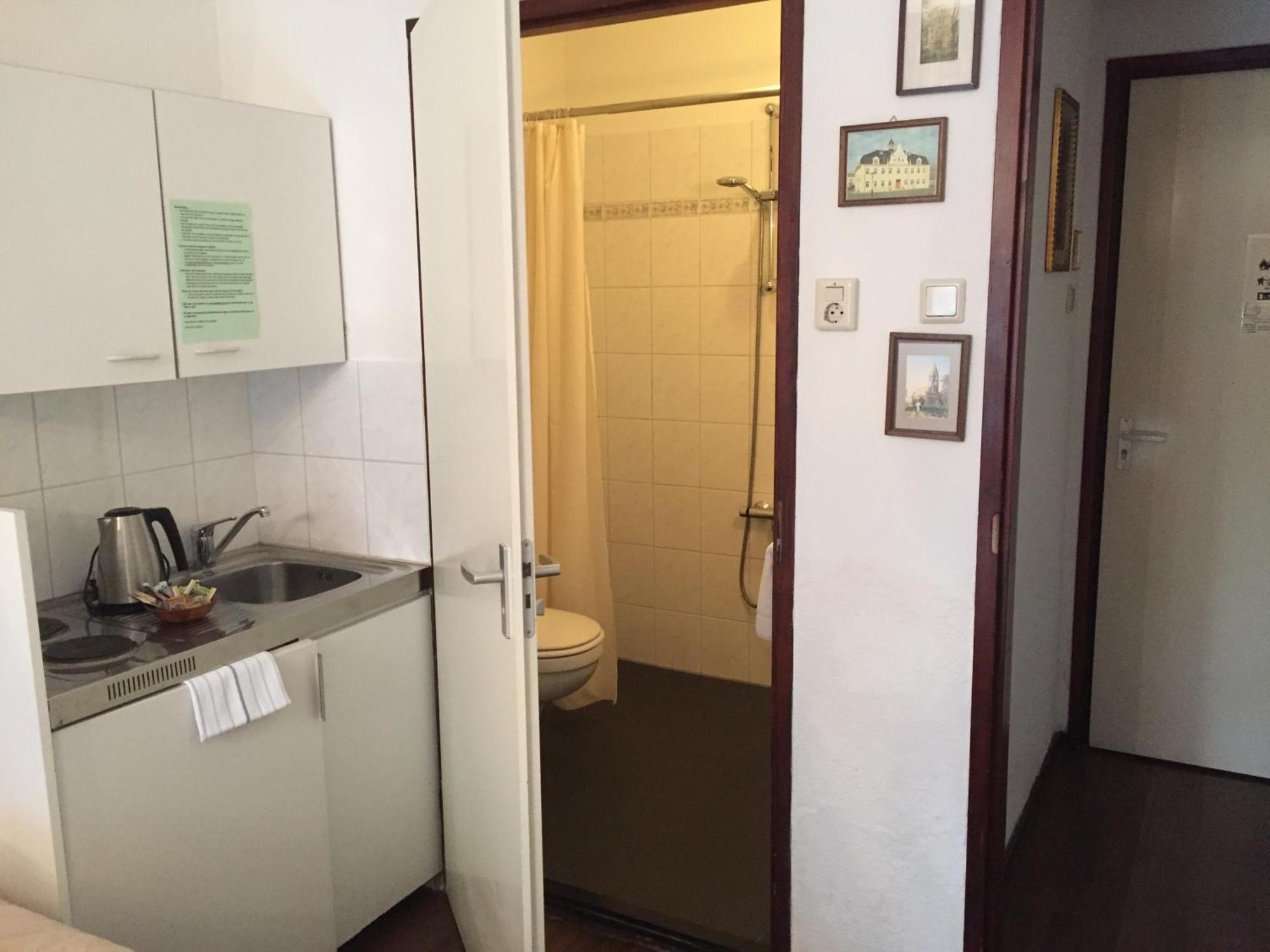 Hanzestadslogement De Leeuw, In Het Centrum, Met Een Binnenplaats, Kamers Met Badkamer En Toilet En Een Keukentje Deventer Exterior foto